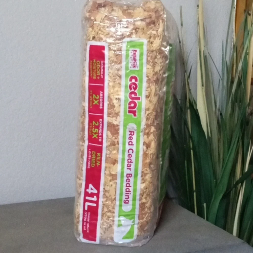 New! PETS PICK Red Cedar Bedding 41 Liters / Odor Control.